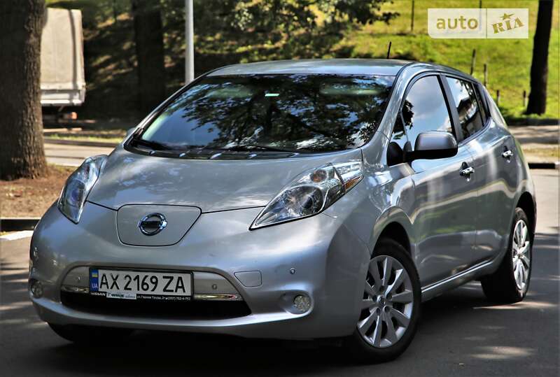Хэтчбек Nissan Leaf 2015 в 