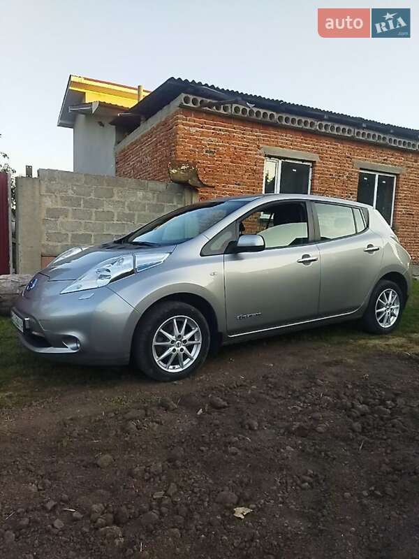 Хэтчбек Nissan Leaf 2015 в 