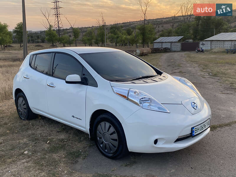 Хэтчбек Nissan Leaf 2015 в Березовке