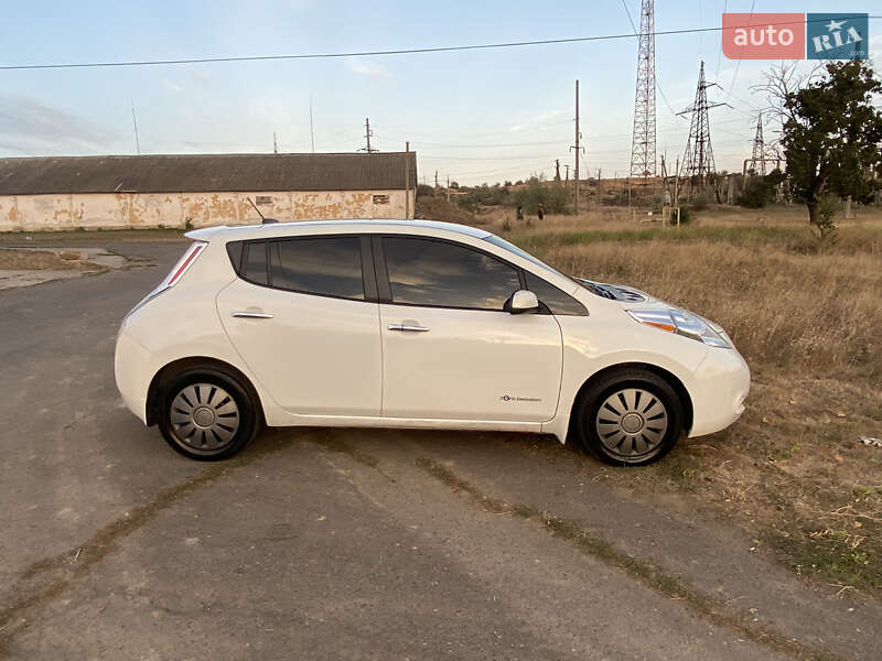 Хэтчбек Nissan Leaf 2015 в Березовке