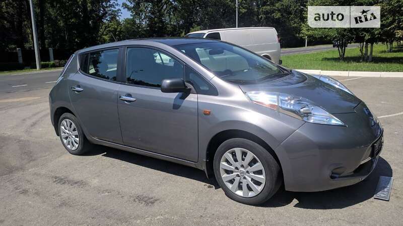 Хэтчбек Nissan Leaf 2015 в 
