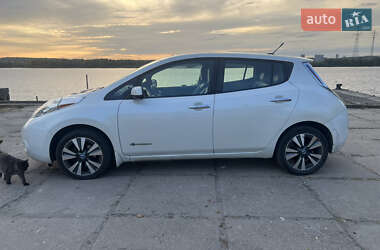 Хэтчбек Nissan Leaf 2013 в 