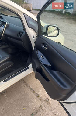 Хэтчбек Nissan Leaf 2013 в 