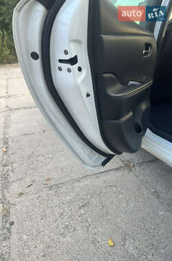 Хэтчбек Nissan Leaf 2013 в 