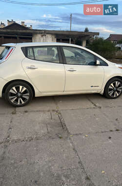 Хэтчбек Nissan Leaf 2013 в 