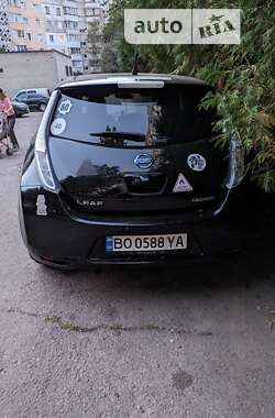 Хэтчбек Nissan Leaf 2013 в 