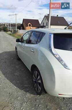 Хэтчбек Nissan Leaf 2011 в 
