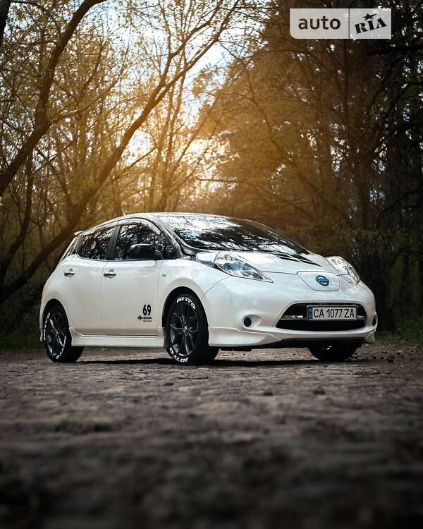 Хетчбек Nissan Leaf 2014 в 