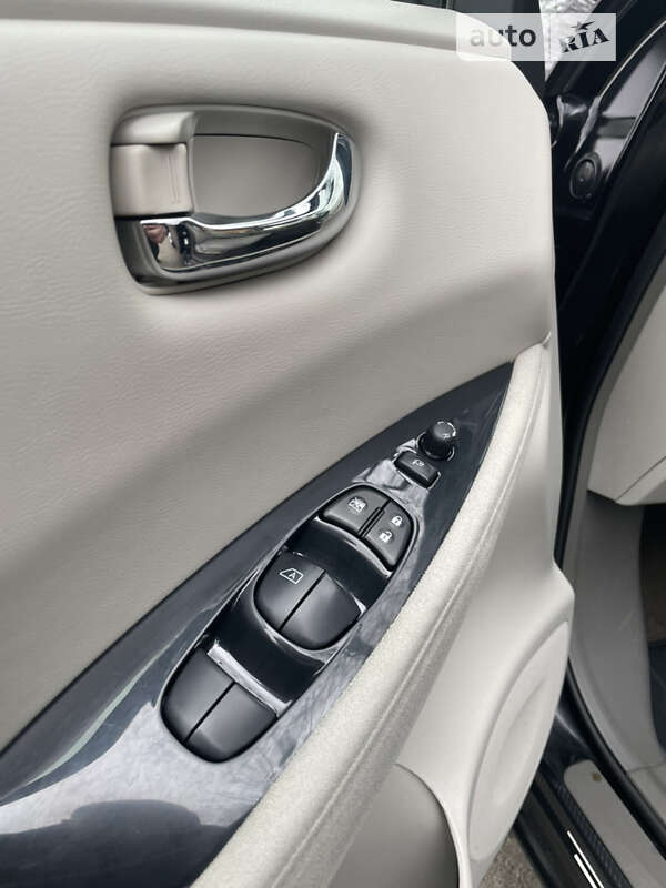 Хетчбек Nissan Leaf 2012 в Дубні