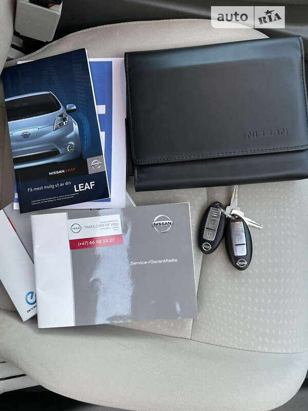 Хетчбек Nissan Leaf 2012 в Дубні