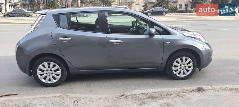 Хетчбек Nissan Leaf 2016 в Дніпрі