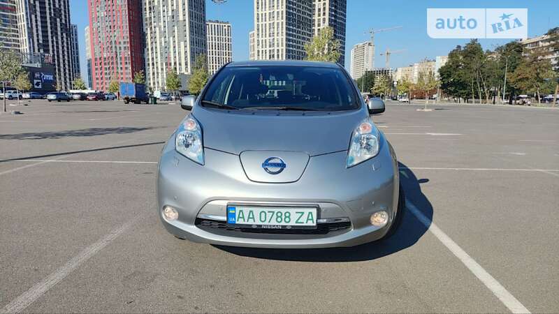 Хэтчбек Nissan Leaf 2015 в Киеве