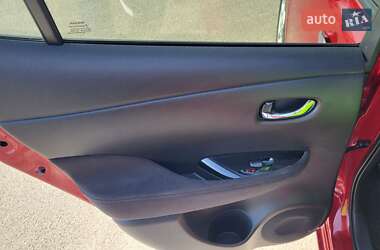 Хэтчбек Nissan Leaf 2016 в 