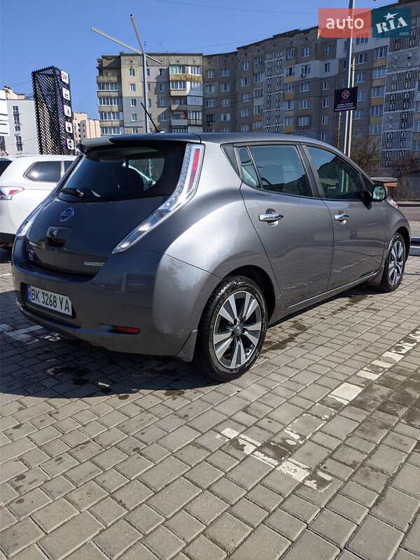Хэтчбек Nissan Leaf 2016 в Ровно