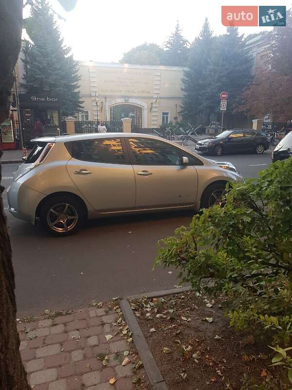 Хэтчбек Nissan Leaf 2013 в Киеве