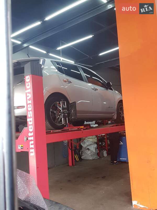 Хетчбек Nissan Leaf 2013 в Києві