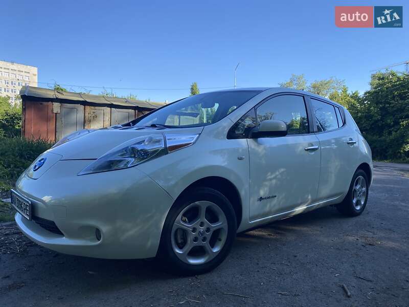 Хэтчбек Nissan Leaf 2012 в 