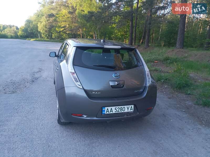 Хэтчбек Nissan Leaf 2015 в Полонном