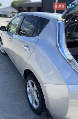 Хэтчбек Nissan Leaf 2012 в 