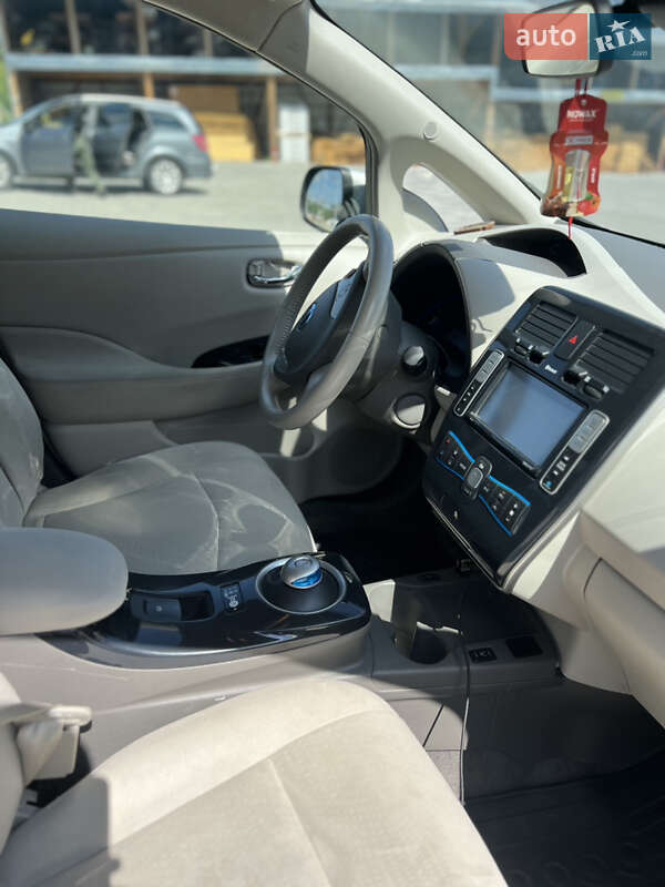 Хэтчбек Nissan Leaf 2012 в Сокирянах