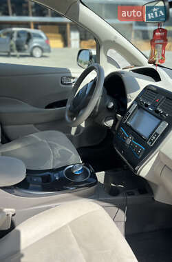 Хэтчбек Nissan Leaf 2012 в 