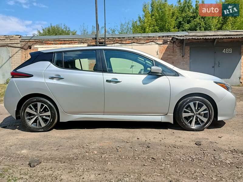 Хэтчбек Nissan Leaf 2022 в Александрие
