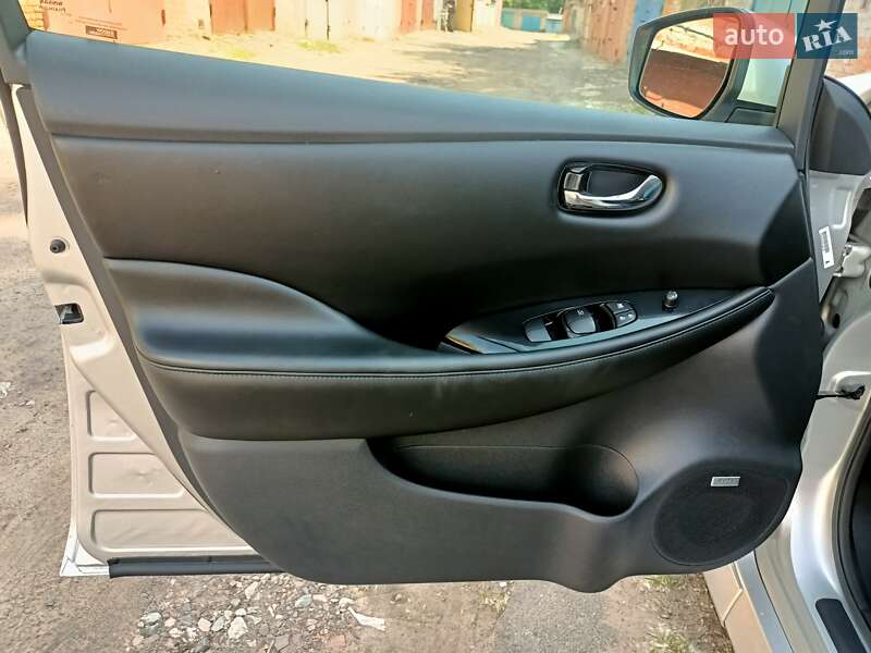 Хэтчбек Nissan Leaf 2022 в Александрие