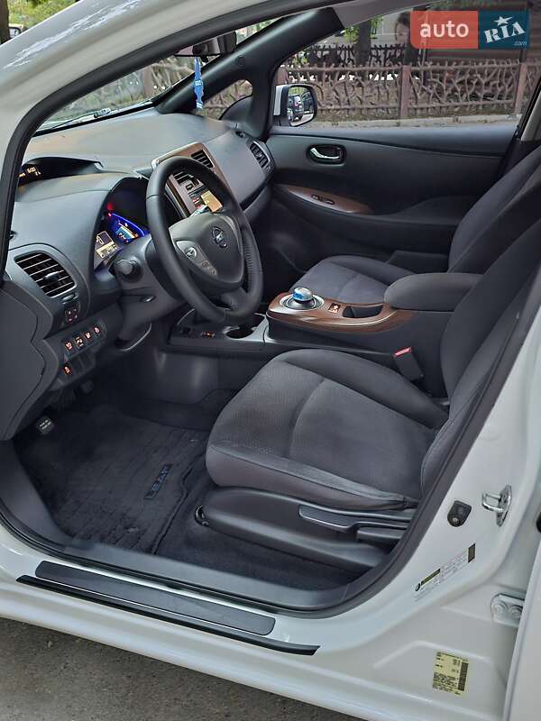 Хетчбек Nissan Leaf 2013 в Дніпрі