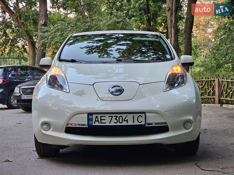 Хетчбек Nissan Leaf 2013 в Дніпрі