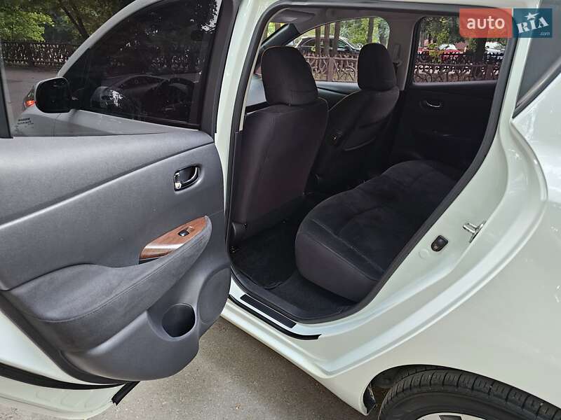 Хетчбек Nissan Leaf 2013 в Дніпрі