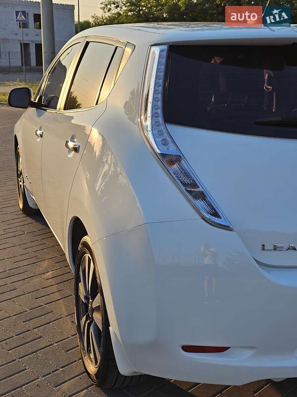 Хетчбек Nissan Leaf 2013 в Дніпрі