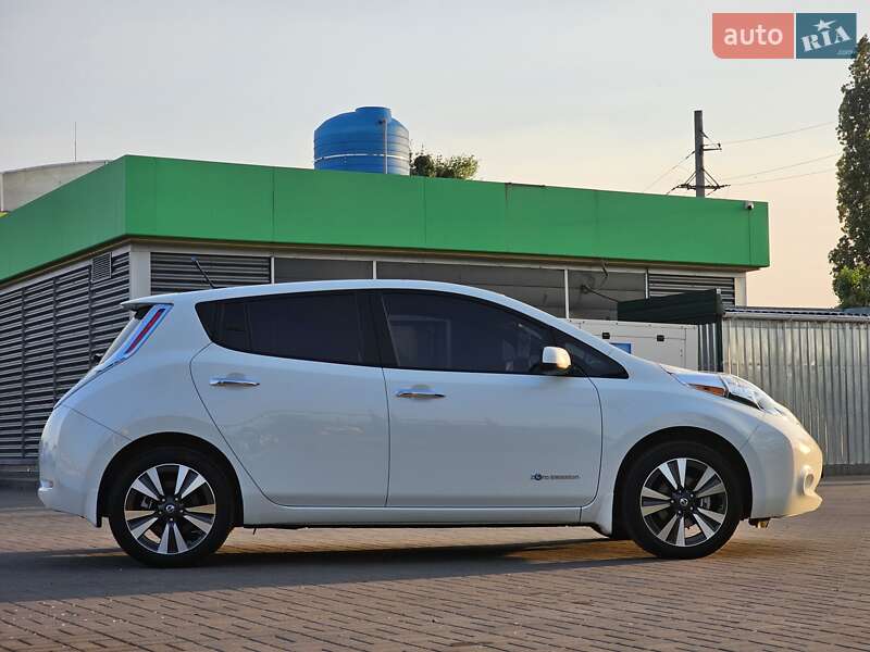Хетчбек Nissan Leaf 2013 в Дніпрі