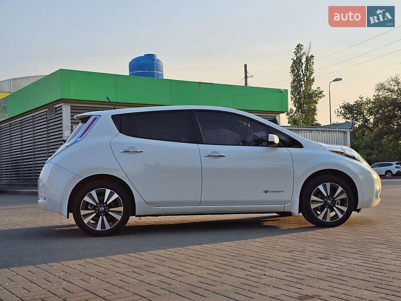 Хетчбек Nissan Leaf 2013 в Дніпрі