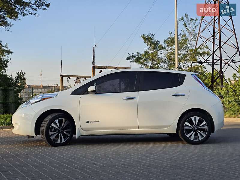 Хетчбек Nissan Leaf 2013 в Дніпрі