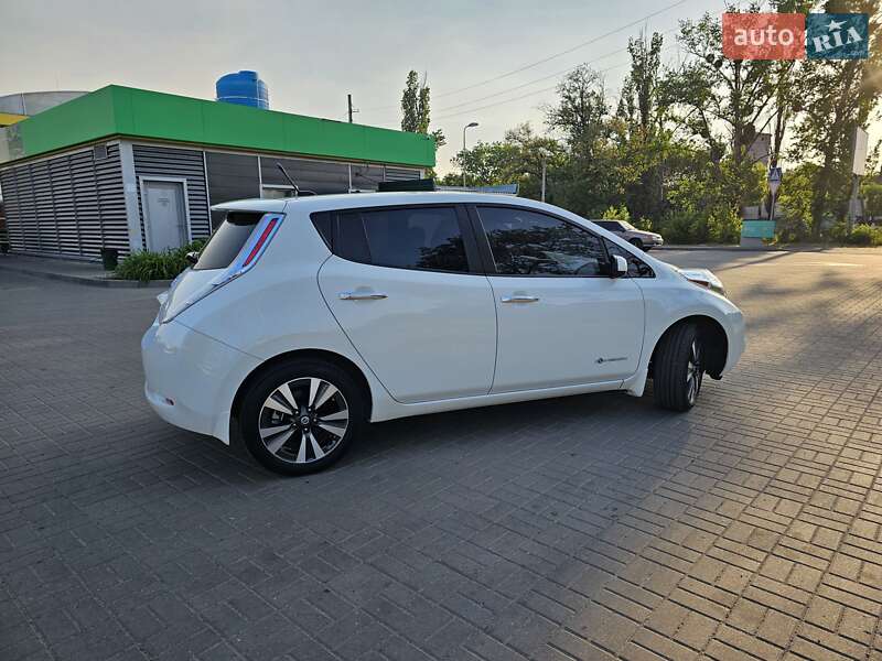 Хетчбек Nissan Leaf 2013 в Дніпрі