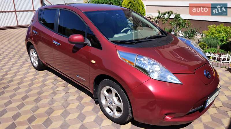 Хэтчбек Nissan Leaf 2013 в 