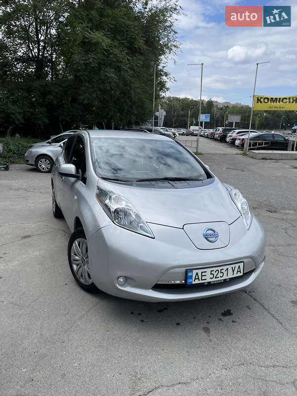 Хетчбек Nissan Leaf 2016 в Дніпрі