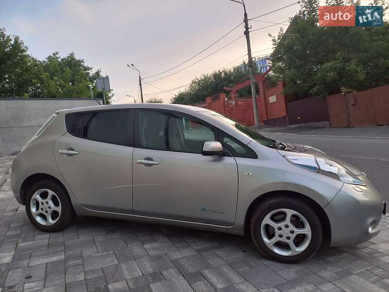 Хэтчбек Nissan Leaf 2015 в Киеве
