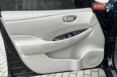 Хэтчбек Nissan Leaf 2012 в 
