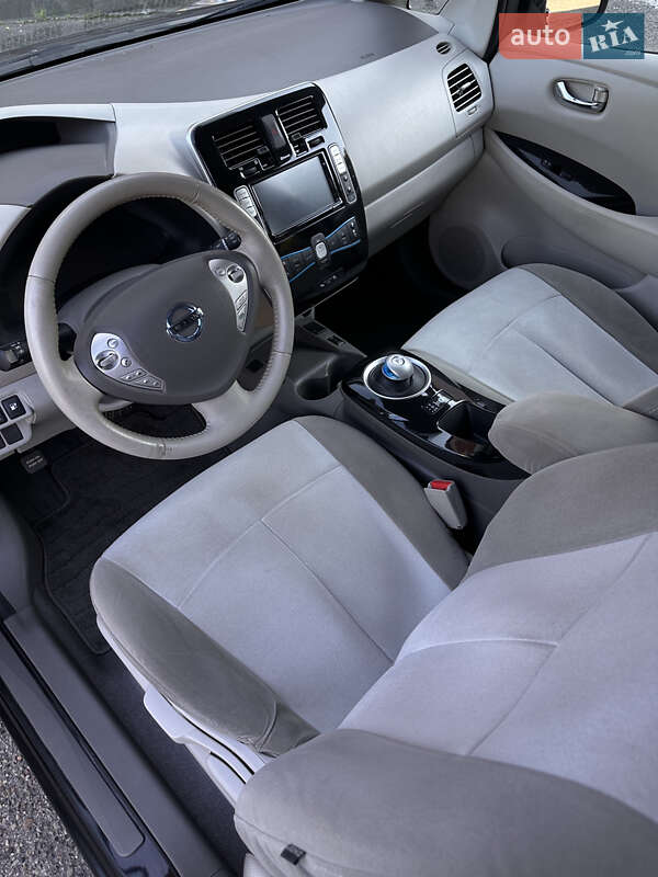 Хетчбек Nissan Leaf 2015 в Бурштині