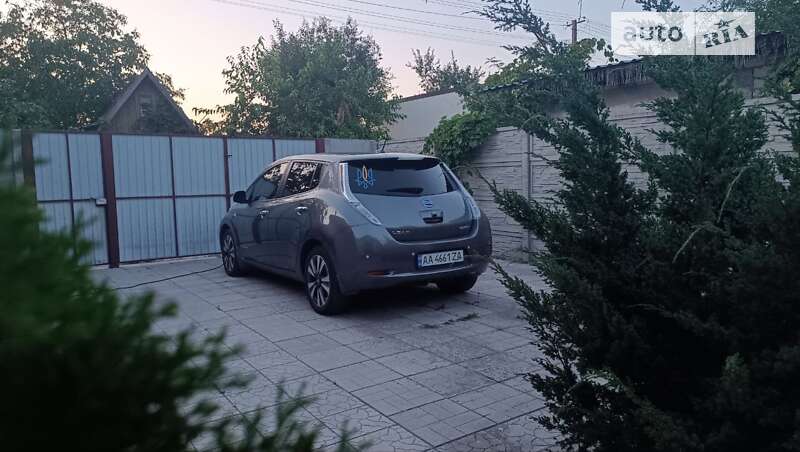 Хетчбек Nissan Leaf 2016 в Дніпрі