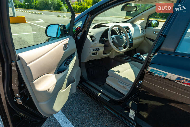 Хэтчбек Nissan Leaf 2015 в Черновцах
