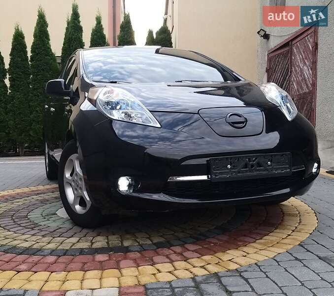 Хэтчбек Nissan Leaf 2012 в 