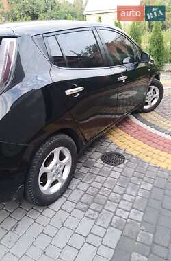 Хэтчбек Nissan Leaf 2012 в 