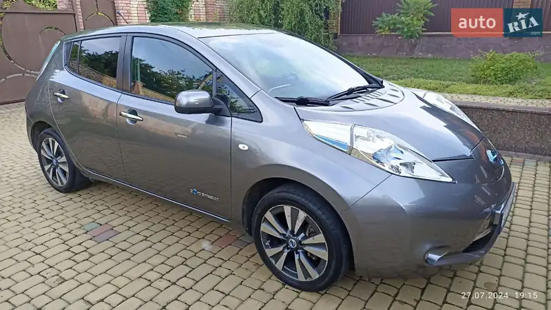 Хэтчбек Nissan Leaf 2014 в 