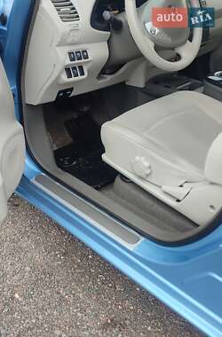 Хэтчбек Nissan Leaf 2012 в 