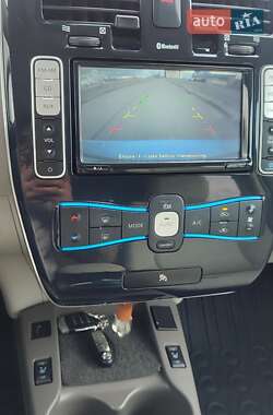 Хэтчбек Nissan Leaf 2012 в 