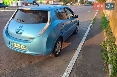 Хэтчбек Nissan Leaf 2012 в 