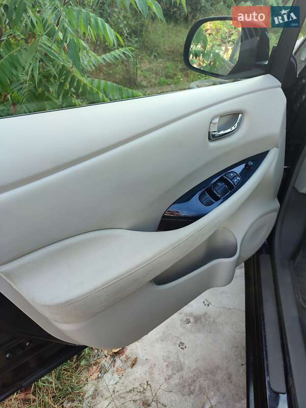 Хетчбек Nissan Leaf 2012 в Житомирі