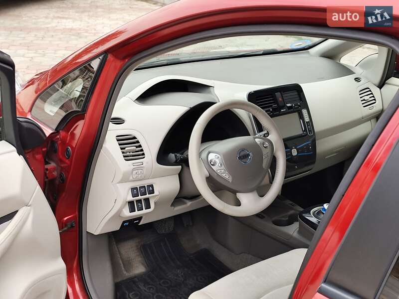 Хэтчбек Nissan Leaf 2012 в Кельменцах
